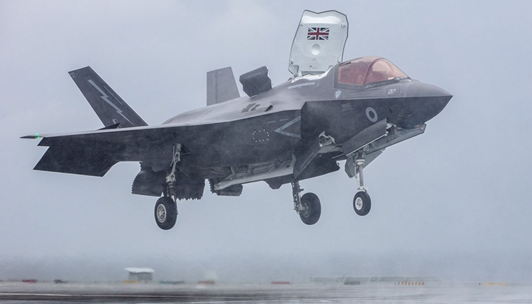 F-35B戰(zhàn)斗機在英國航母上起降.png